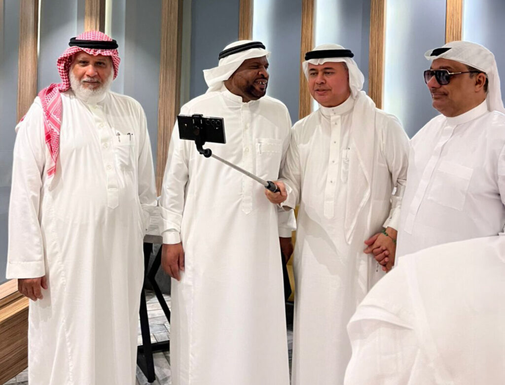 صورة تذكارية مع الزميل مراد بنجر ويظهر ممسكا بعصا تصوير الجوال وبجانبه الأستاذ خالد دمنهوري وفي الجانب الأخر الزميل وليد باعشن